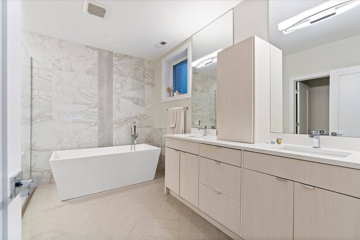 3033 North Clybourn Avenue Chicago IL 60618