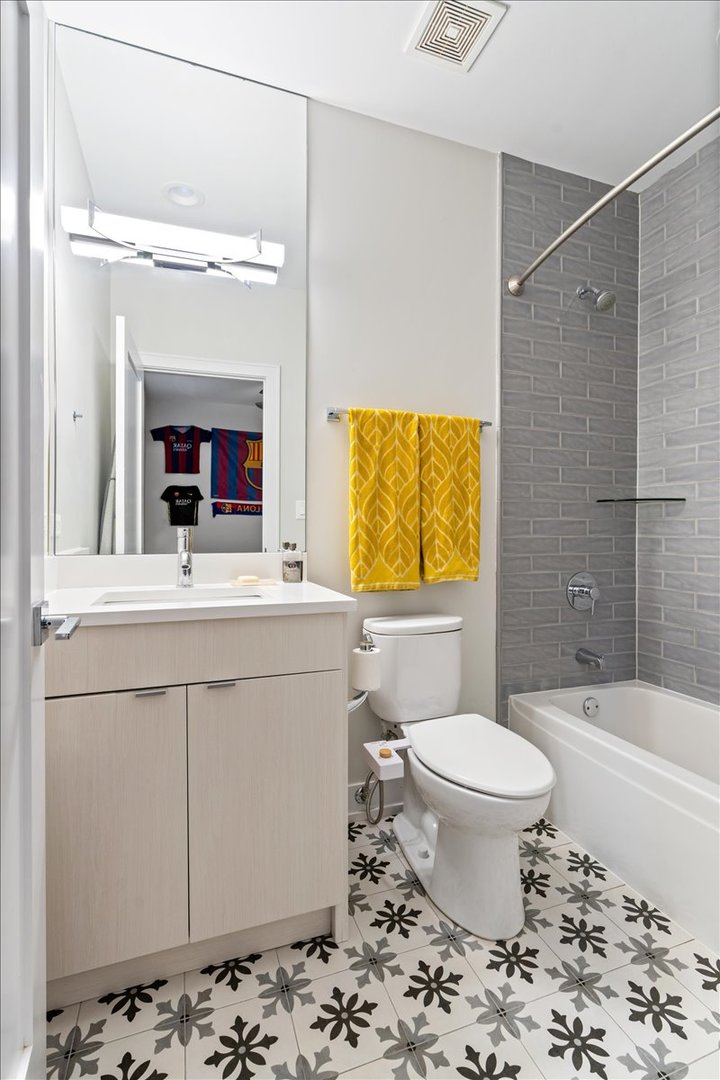 3033 North Clybourn Avenue Chicago IL 60618
