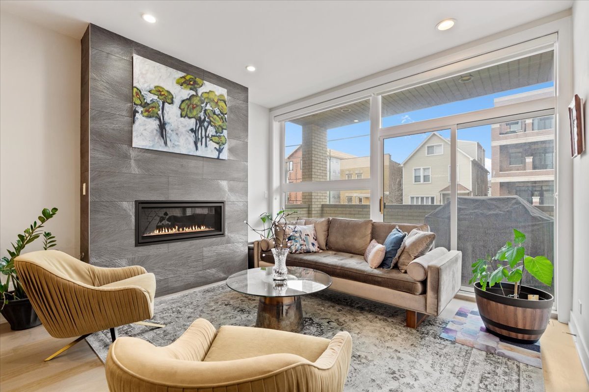 3033 North Clybourn Avenue Chicago IL 60618