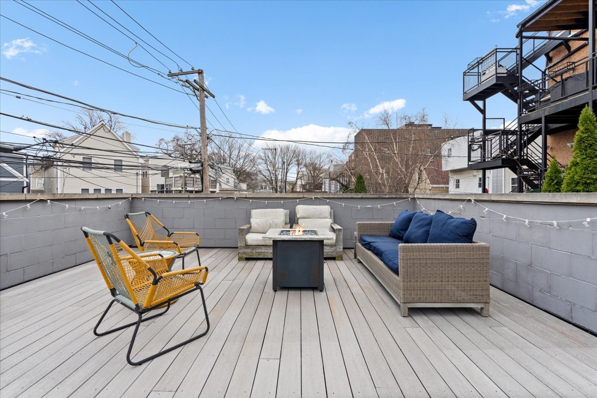 3033 North Clybourn Avenue Chicago IL 60618