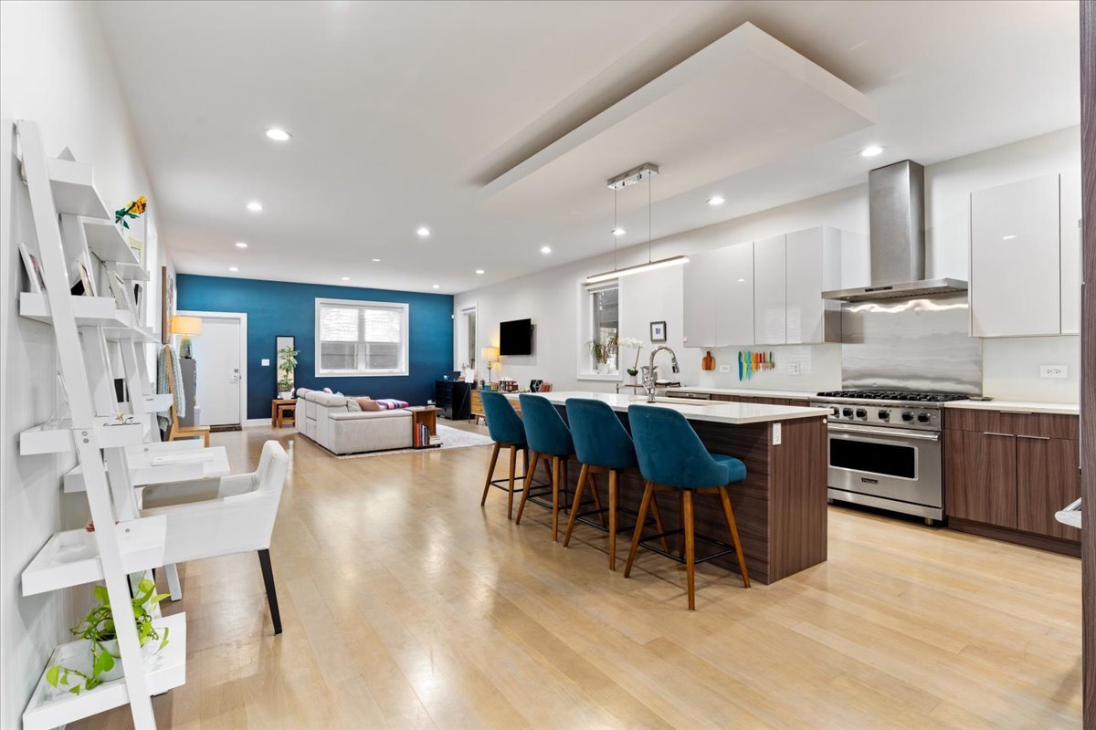 3033 North Clybourn Avenue Chicago IL 60618