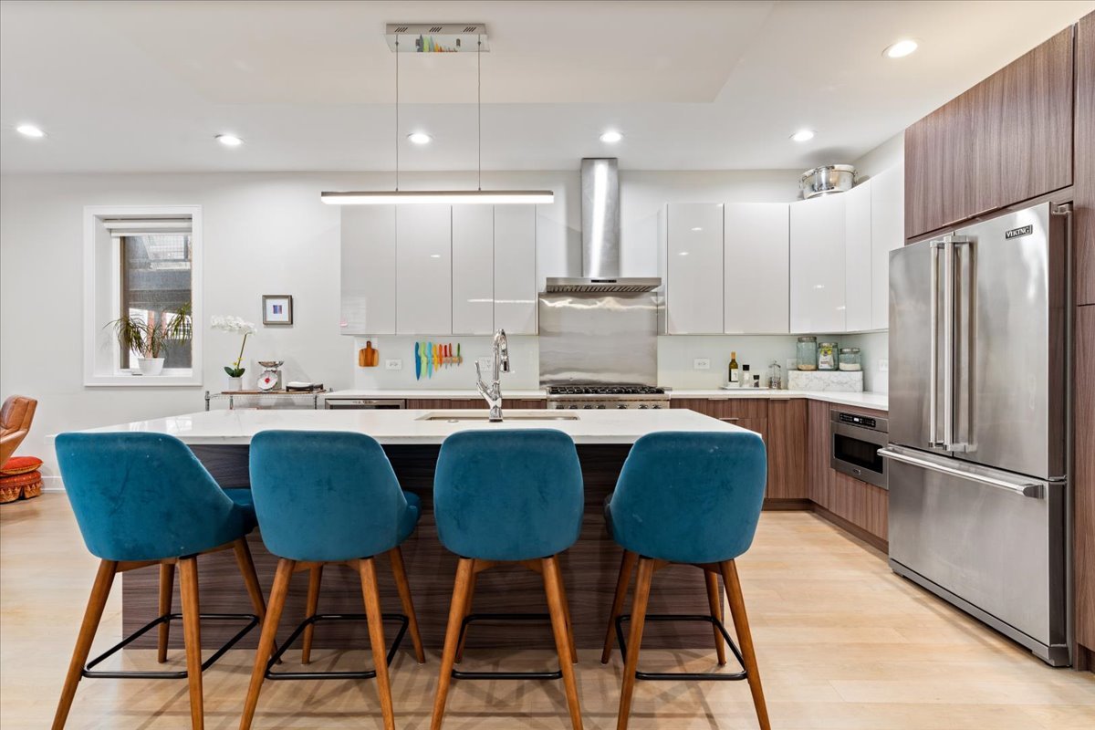 3033 North Clybourn Avenue Chicago IL 60618