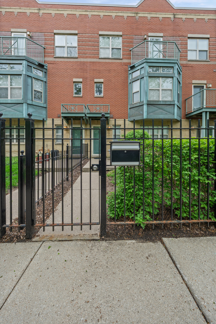 4534 South Woodlawn Avenue Chicago IL 60653