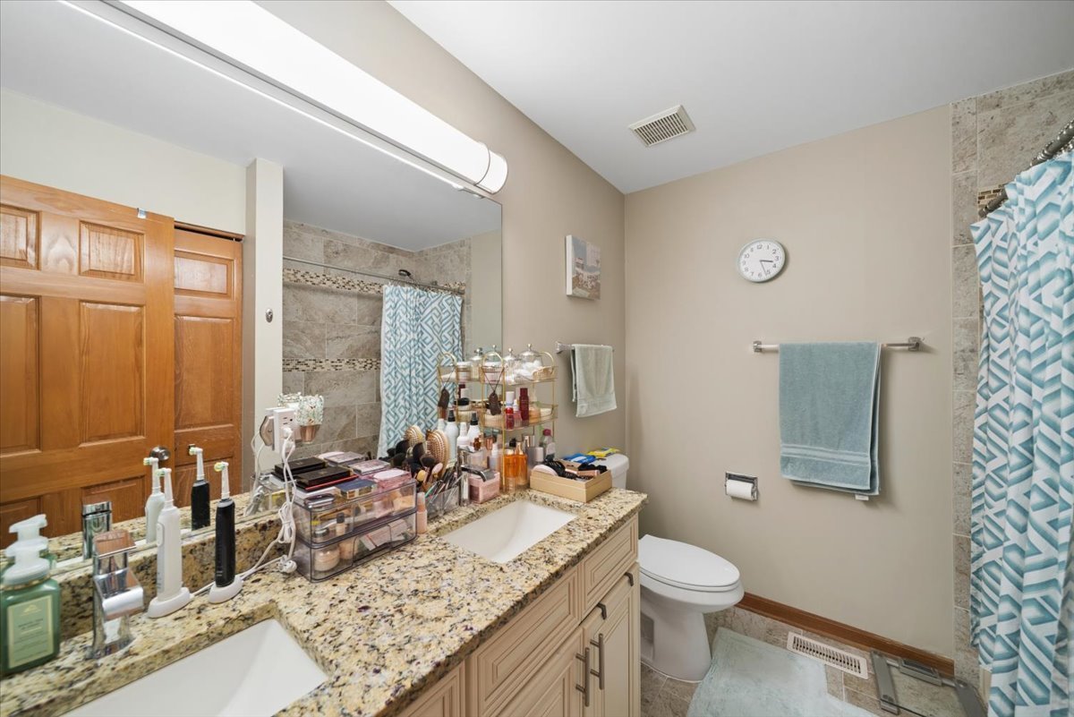 832 Genesee Drive Naperville IL 60563