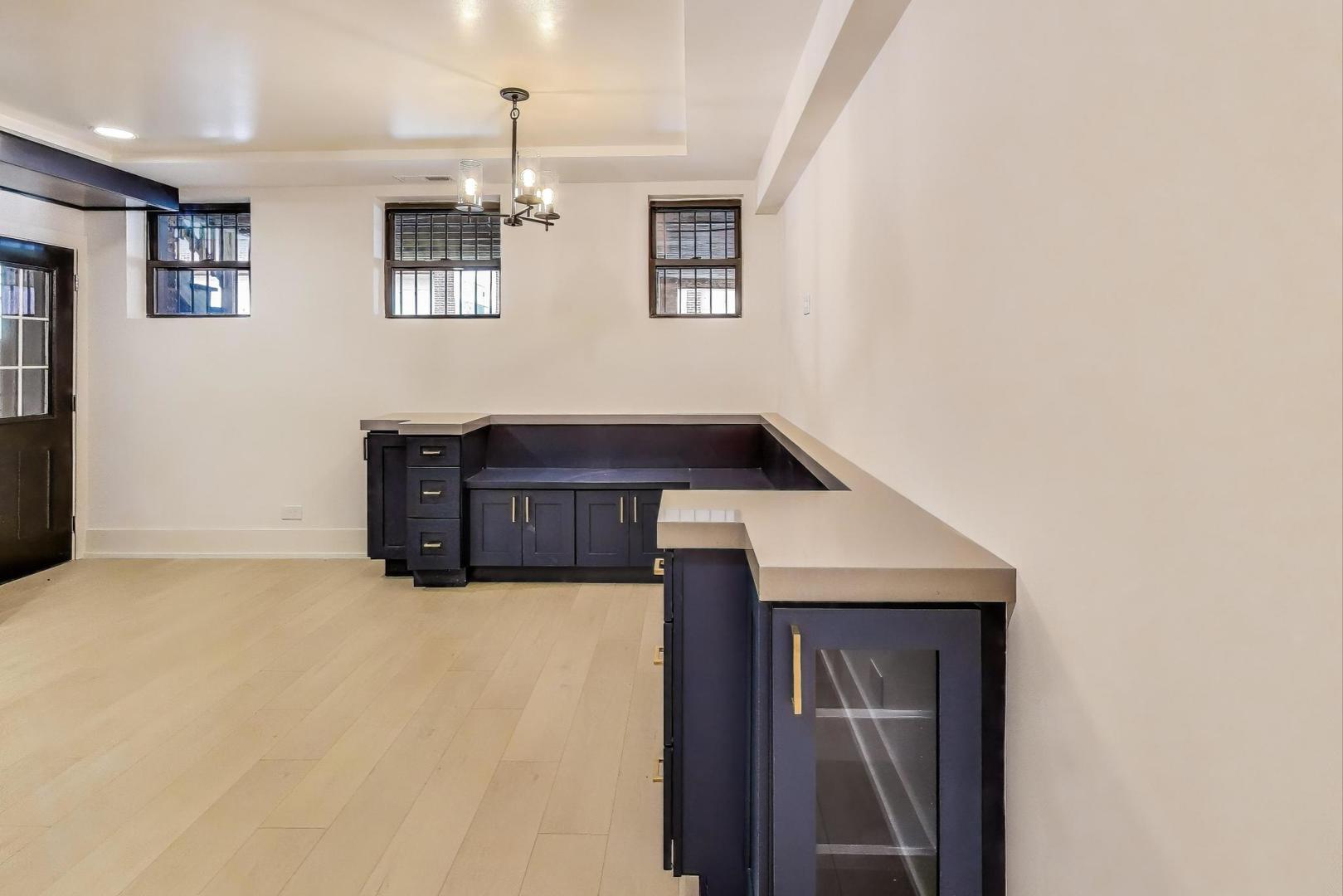 3735 South Lake Park Avenue Chicago IL 60653