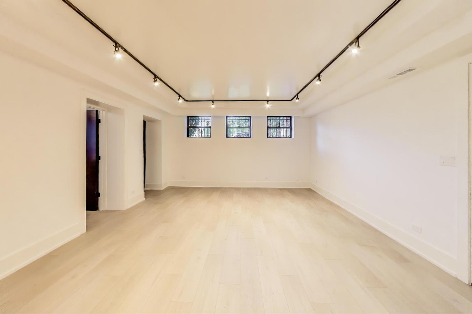 3735 South Lake Park Avenue Chicago IL 60653