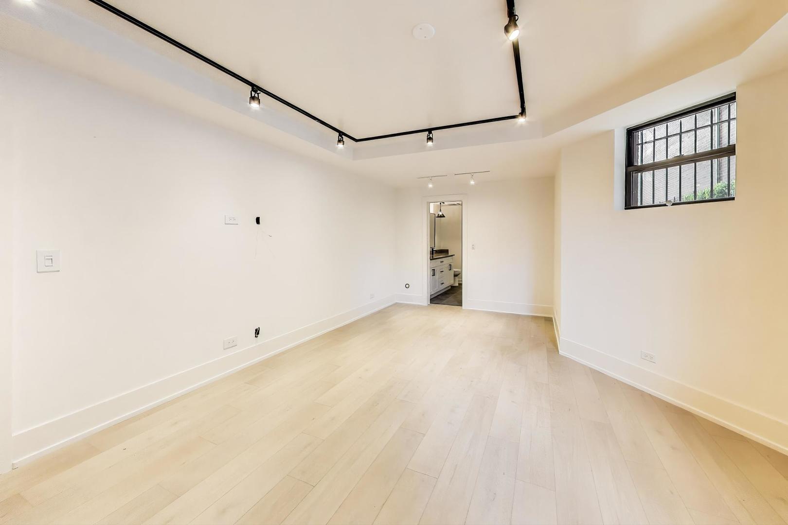 3735 South Lake Park Avenue Chicago IL 60653