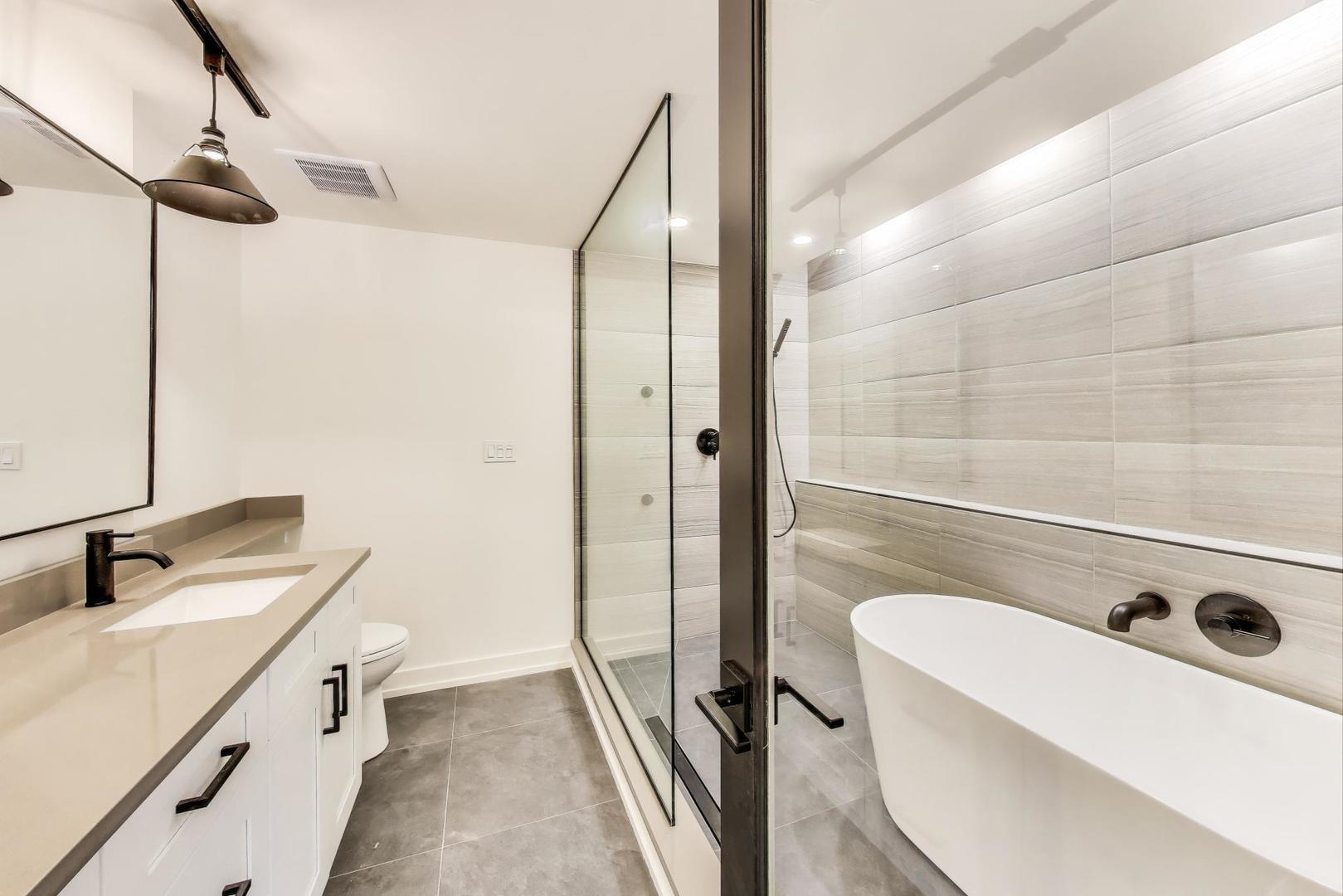 3735 South Lake Park Avenue Chicago IL 60653