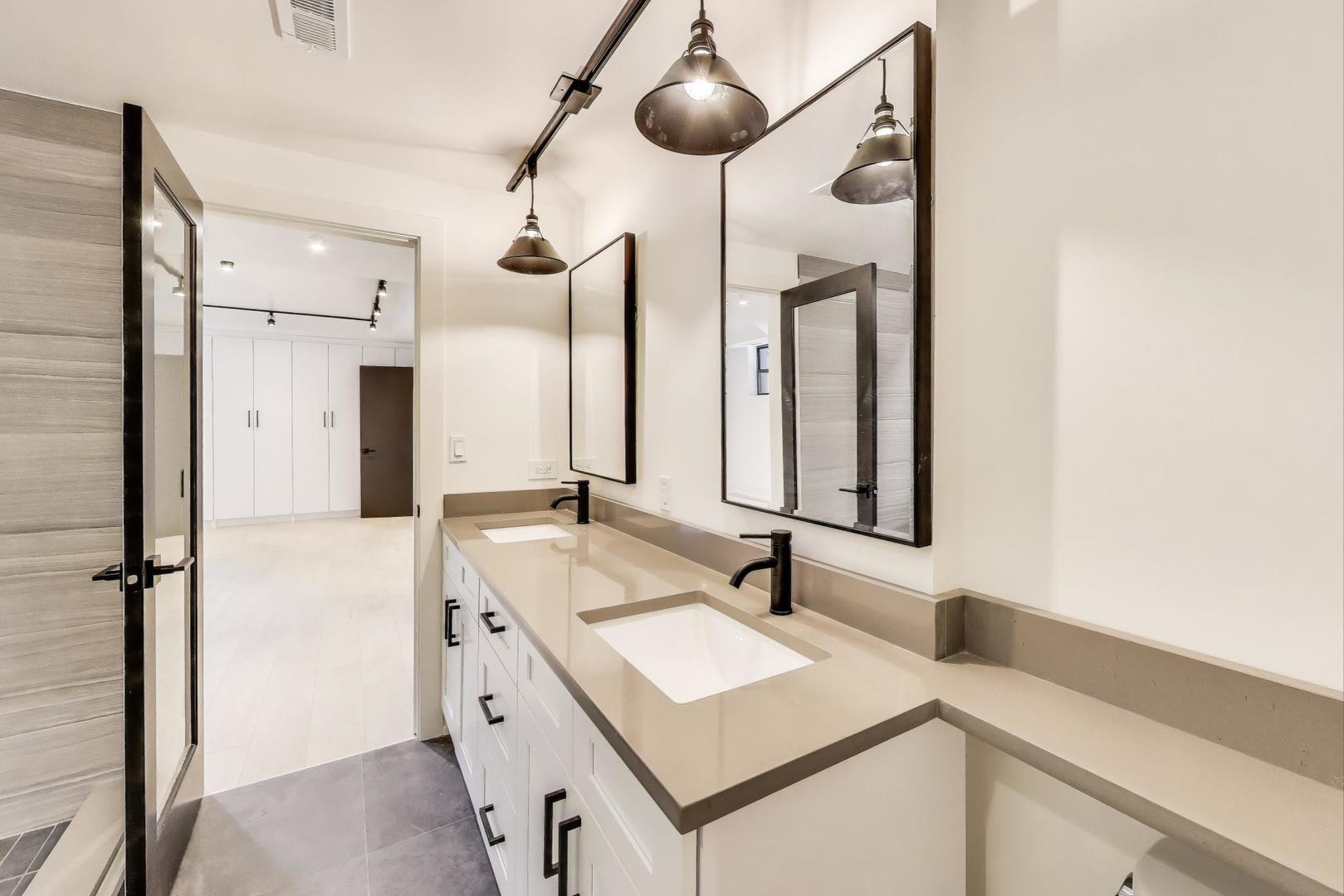 3735 South Lake Park Avenue Chicago IL 60653