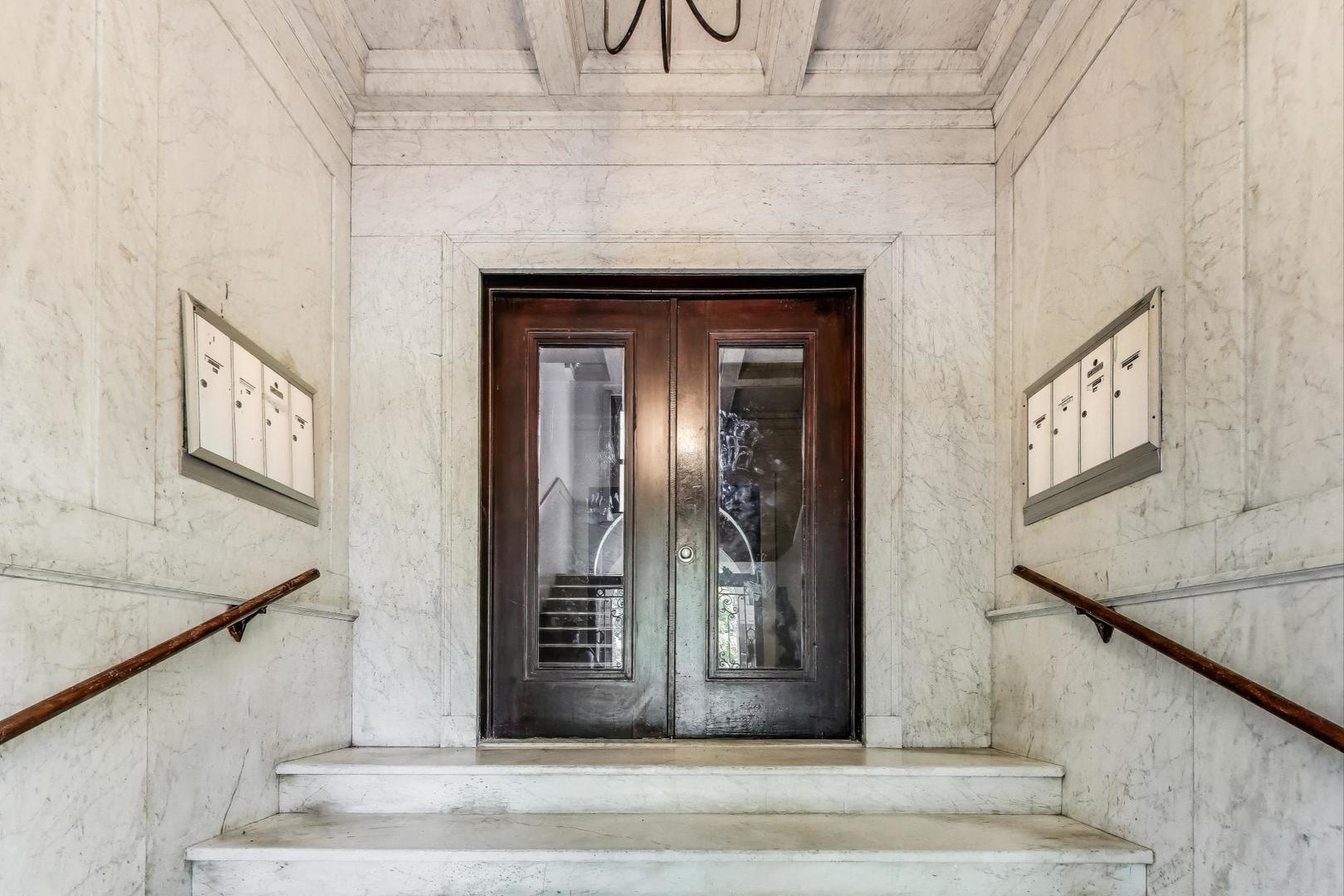 3735 South Lake Park Avenue Chicago IL 60653