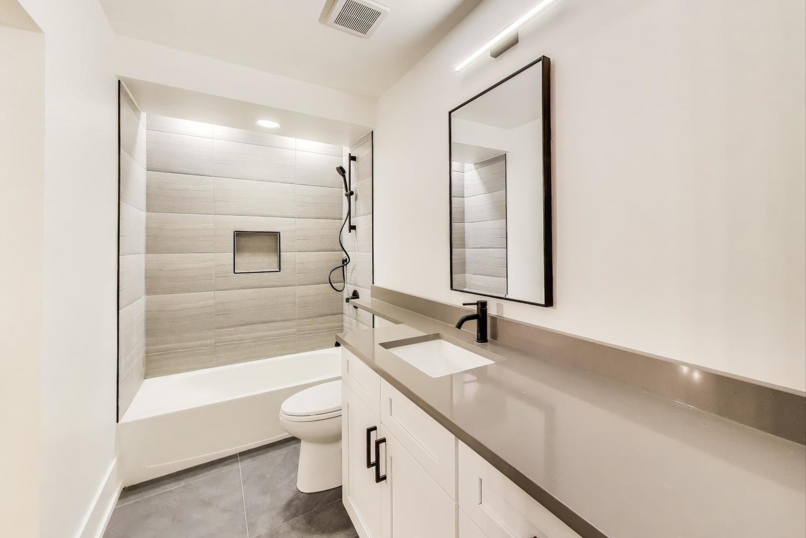 3735 South Lake Park Avenue Chicago IL 60653