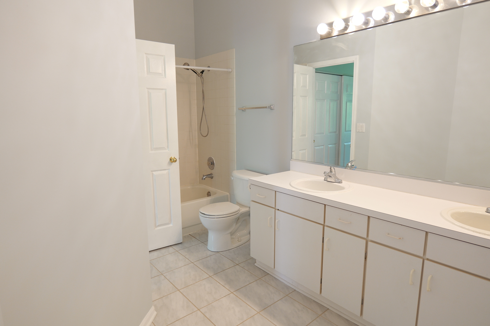122 Kennebunk Court Glendale Heights IL 60139