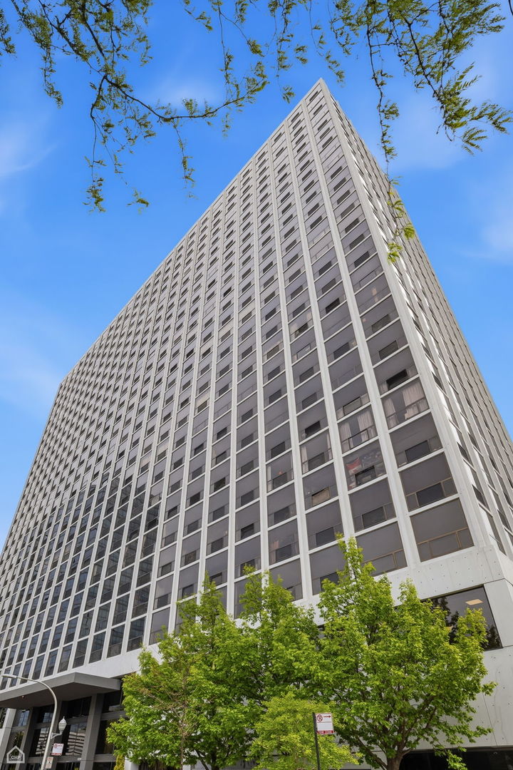 4343 North Clarendon Avenue Chicago IL 60613