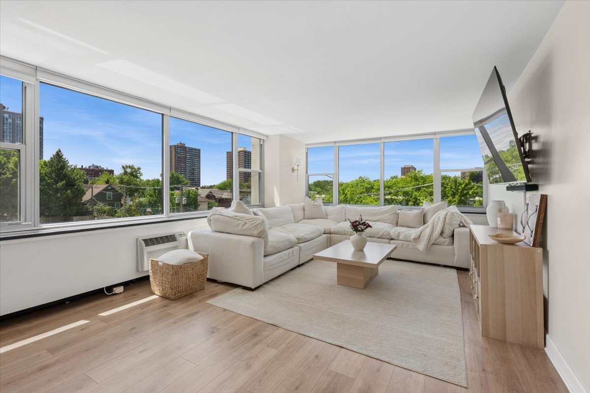 4250 North Marine Drive Chicago IL 60613