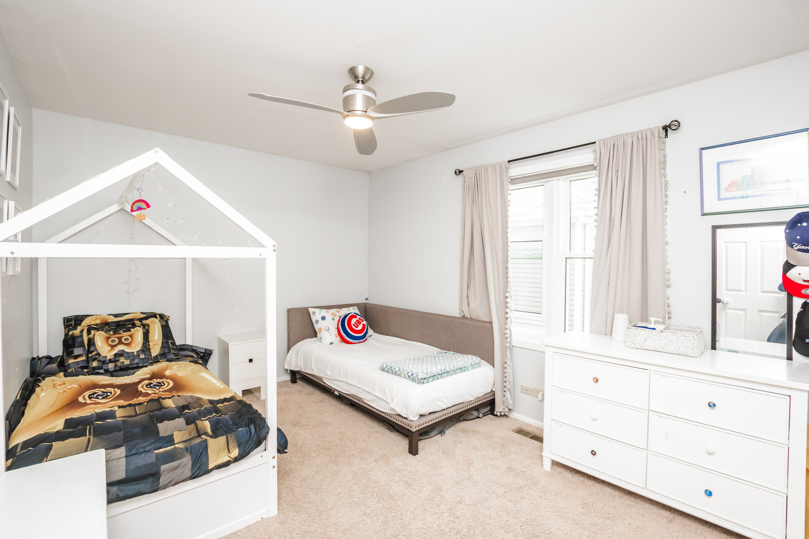 1139 West Roscoe Street Chicago IL 60657