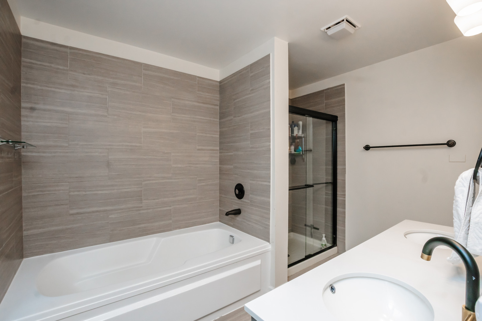 1139 West Roscoe Street Chicago IL 60657