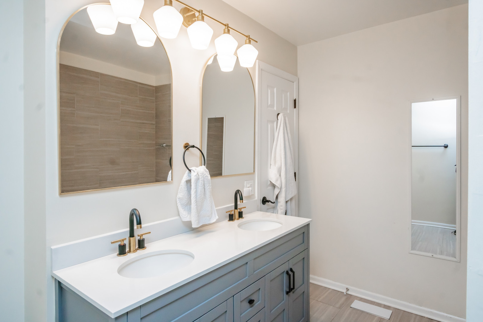 1139 West Roscoe Street Chicago IL 60657