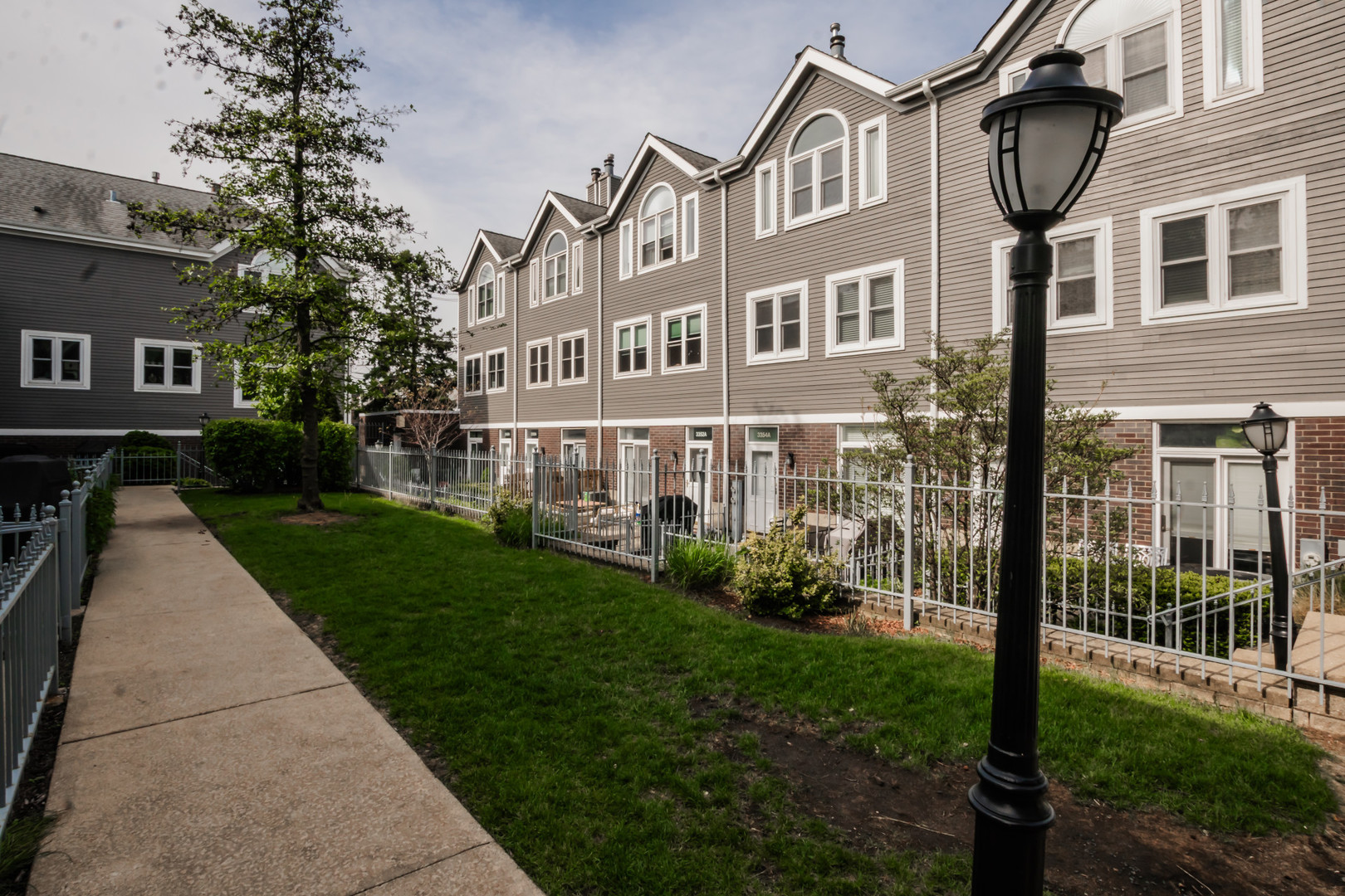 1139 West Roscoe Street Chicago IL 60657
