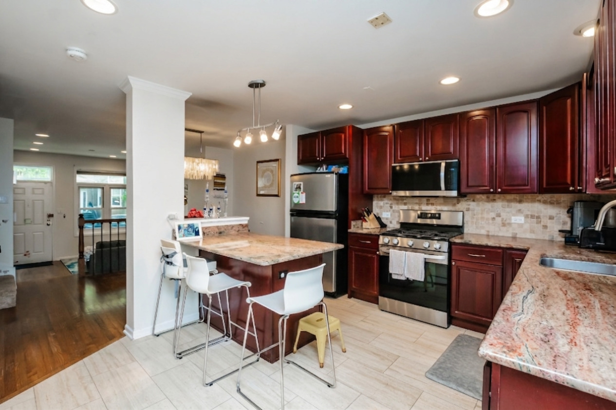 1139 West Roscoe Street Chicago IL 60657