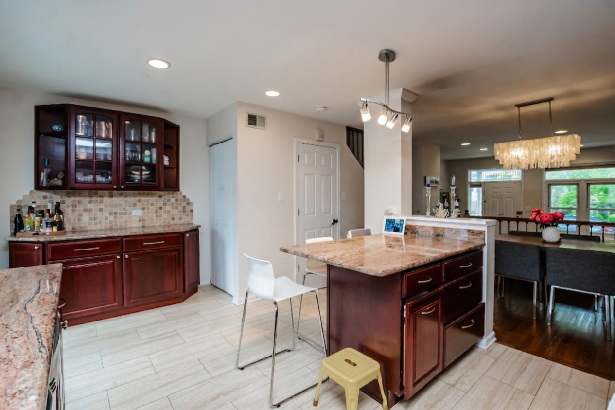 1139 West Roscoe Street Chicago IL 60657