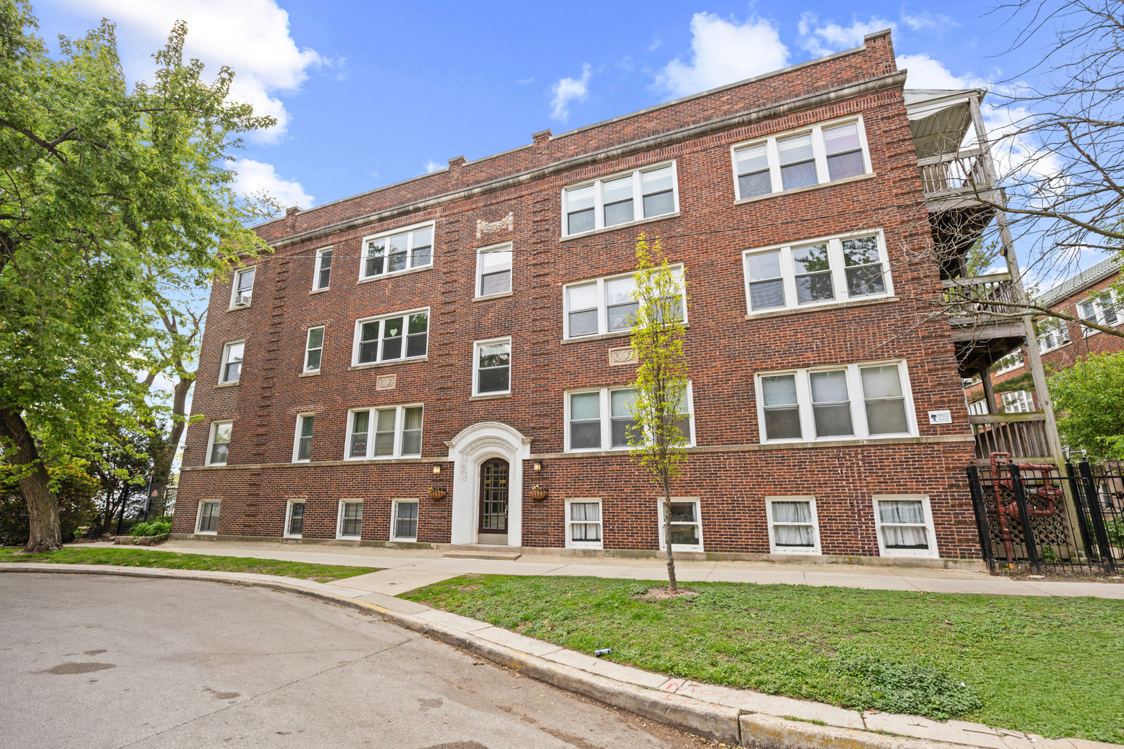 1221 West Jarvis Avenue Chicago IL 60626