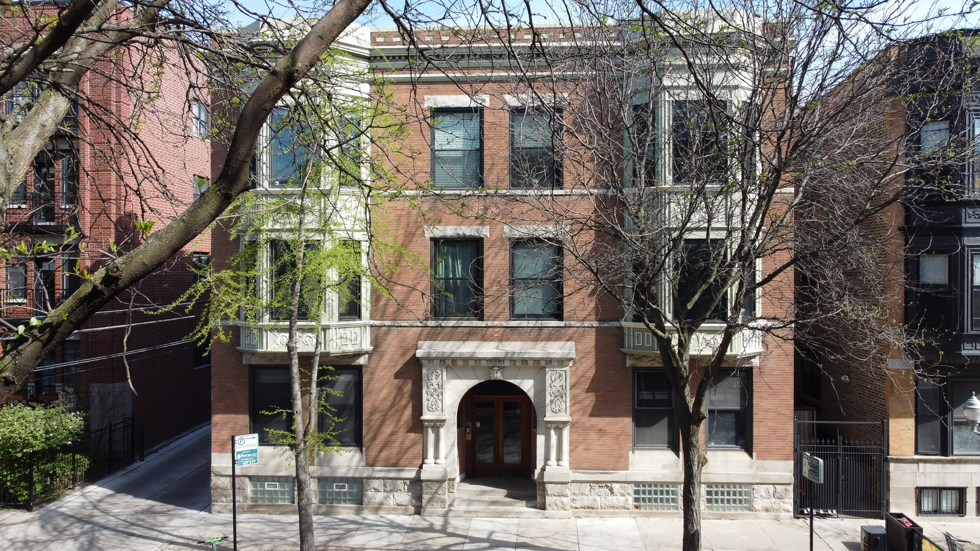 808 West Buckingham Place Chicago IL 60657