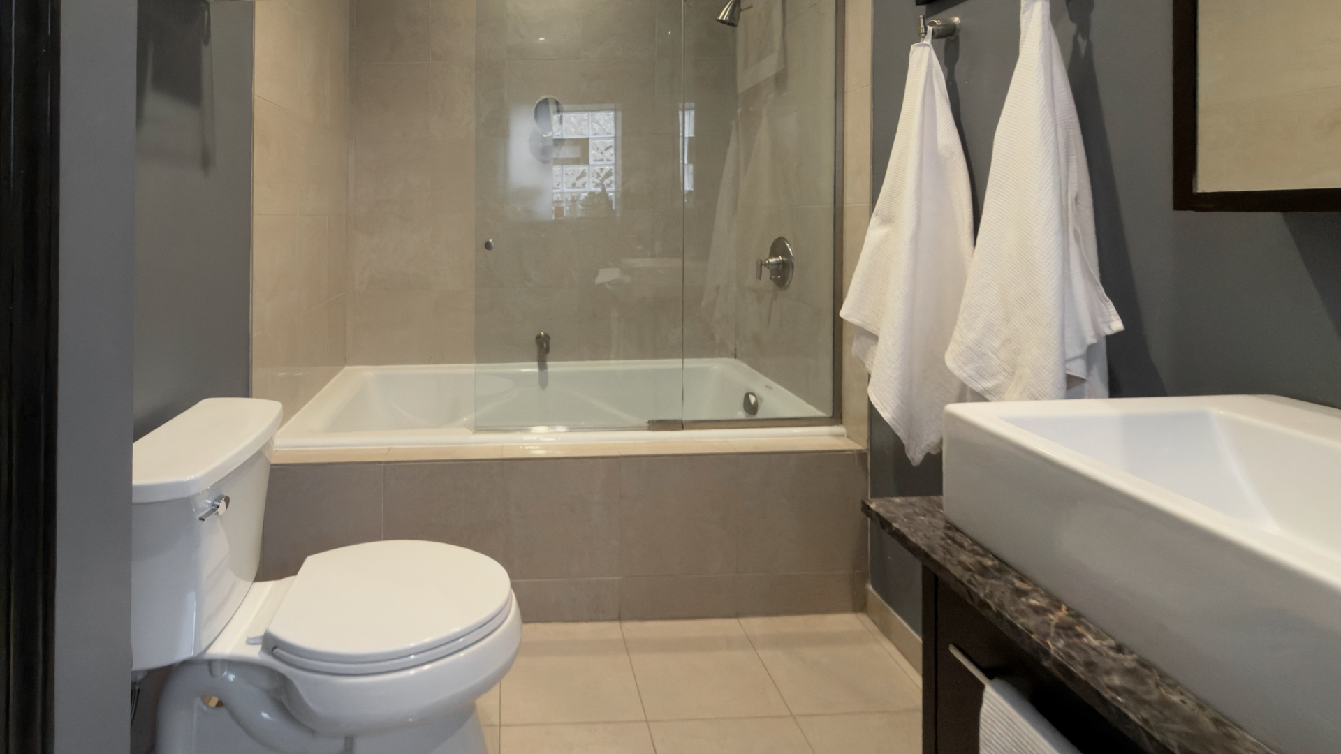808 West Buckingham Place Chicago IL 60657