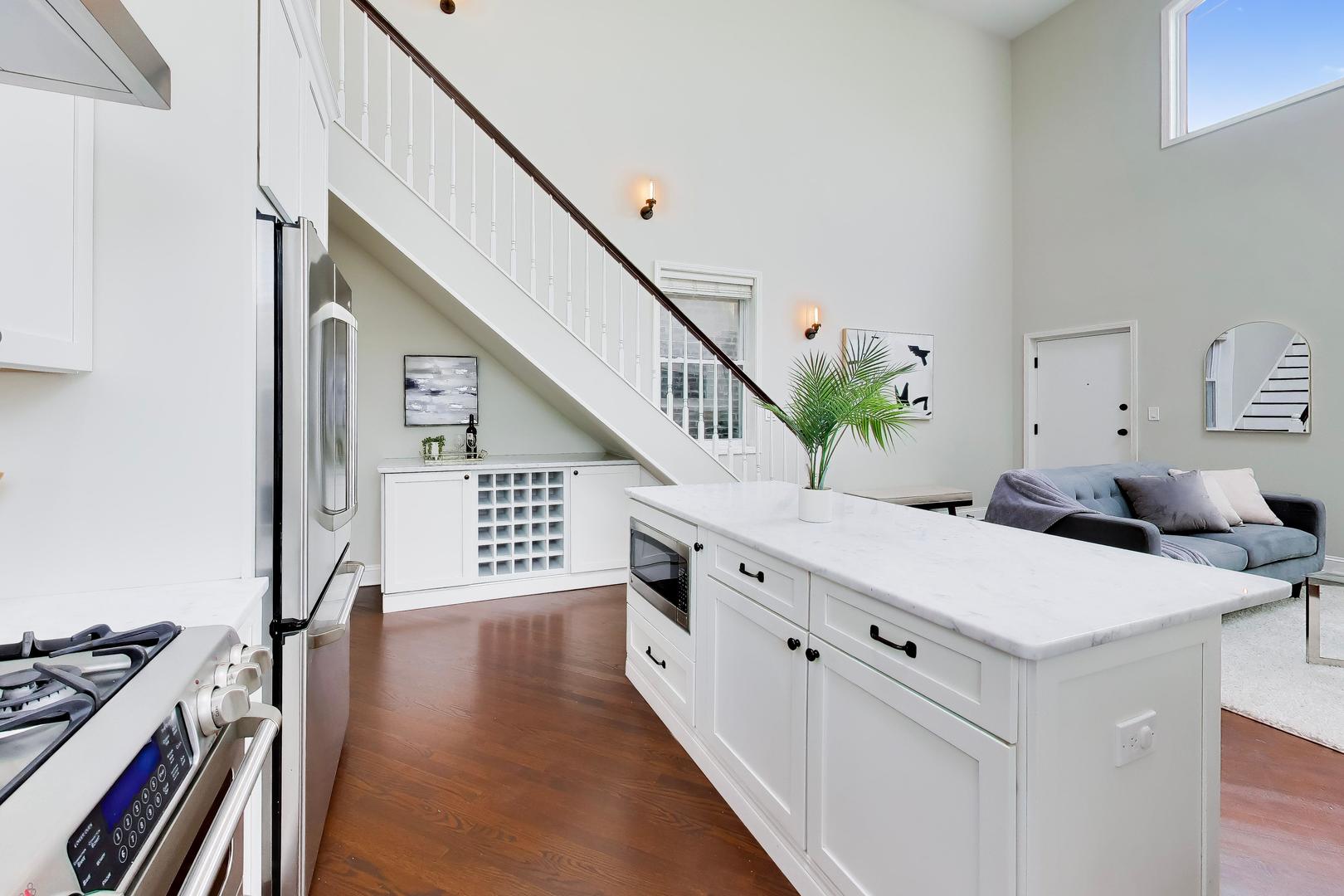 2133 North Southport Avenue Chicago IL 60614