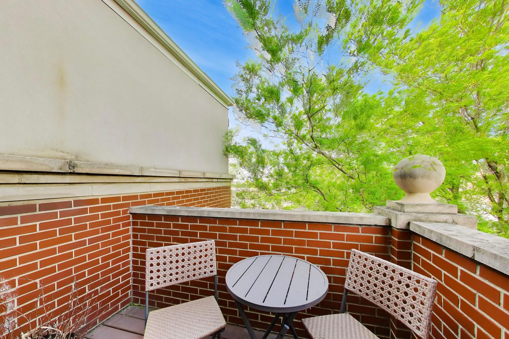 2133 North Southport Avenue Chicago IL 60614