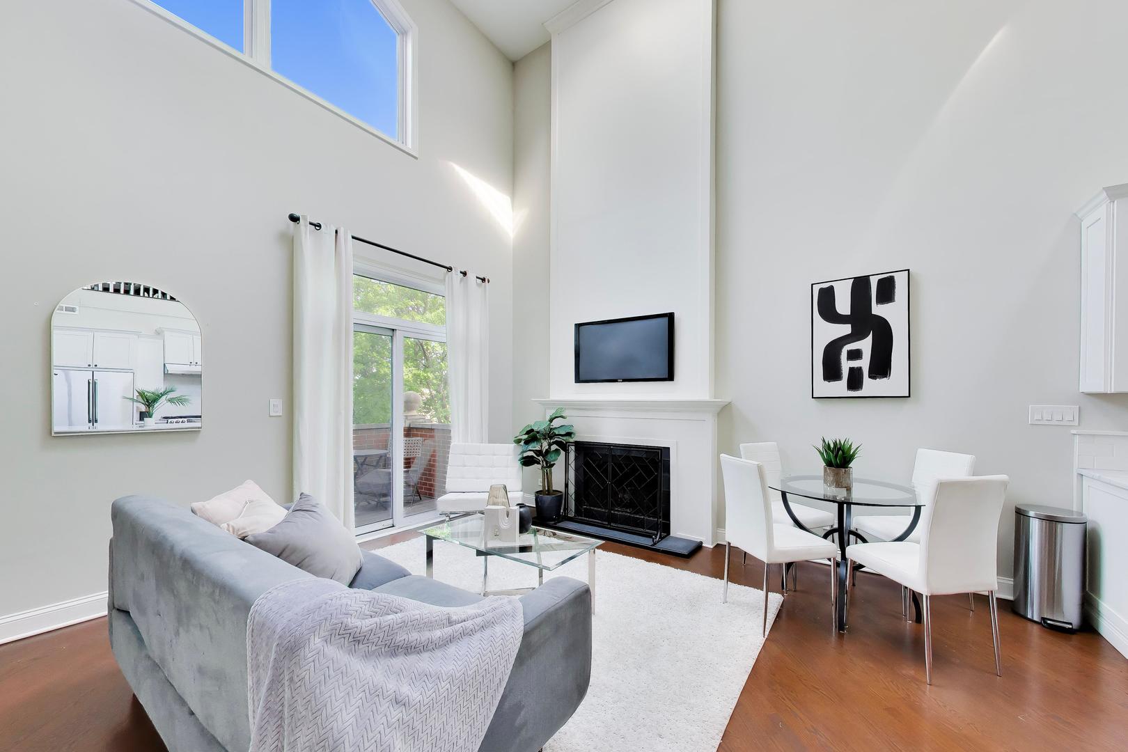 2133 North Southport Avenue Chicago IL 60614