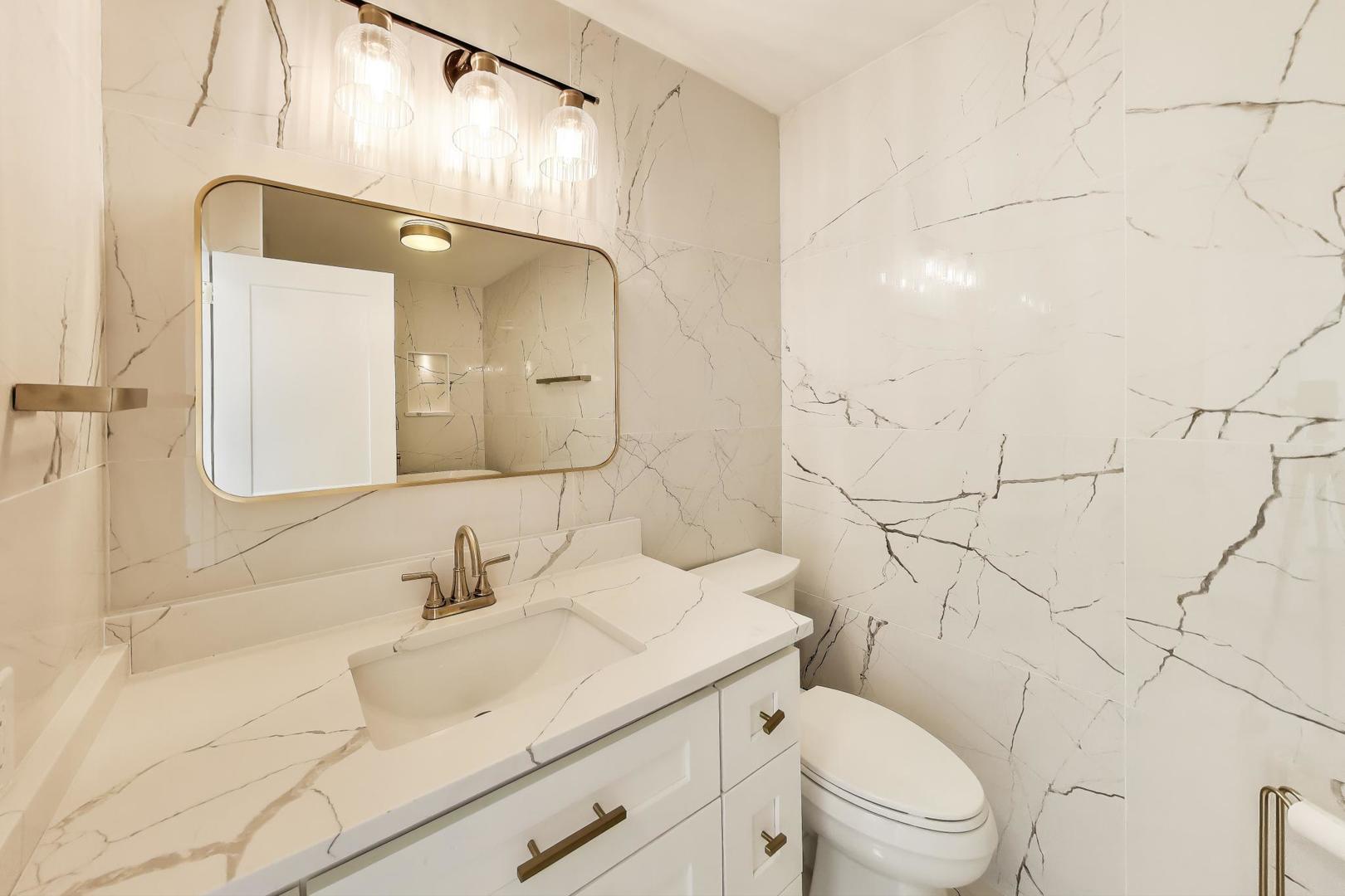 940 West Glenlake Avenue Chicago IL 60660