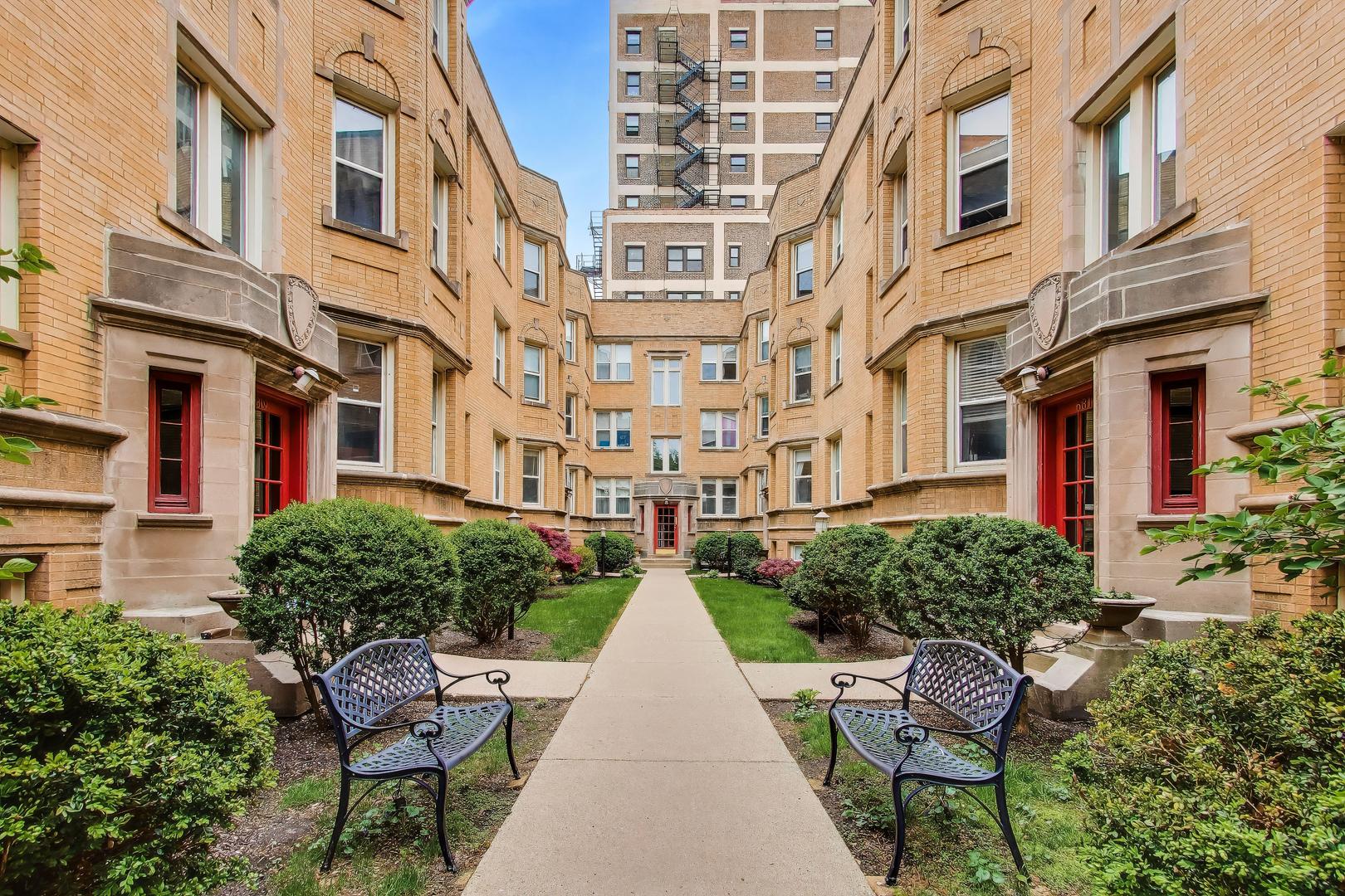 6813 North Lakewood Avenue Chicago IL 60626