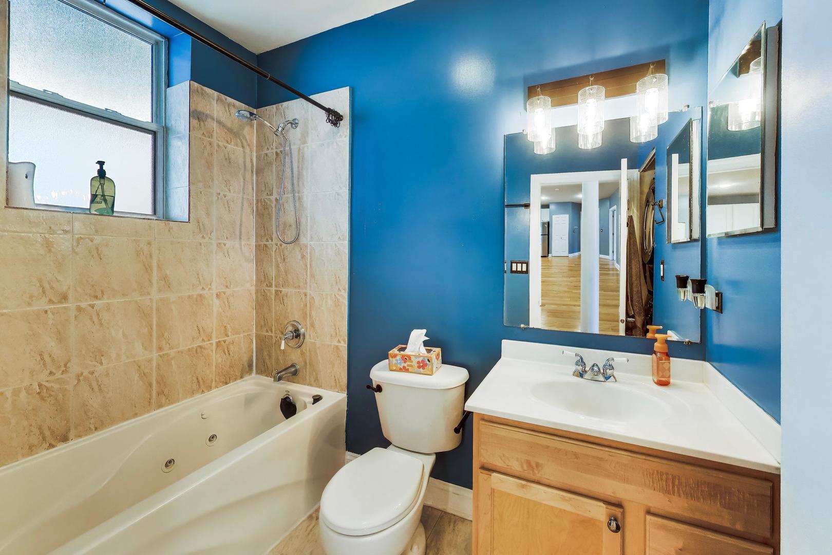 6813 North Lakewood Avenue Chicago IL 60626