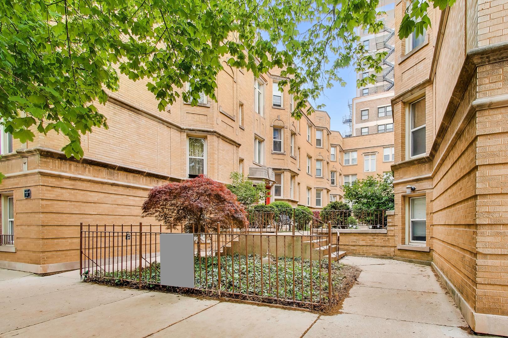 6813 North Lakewood Avenue Chicago IL 60626