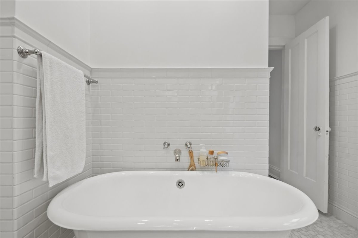 507 West Briar Place Chicago IL 60657
