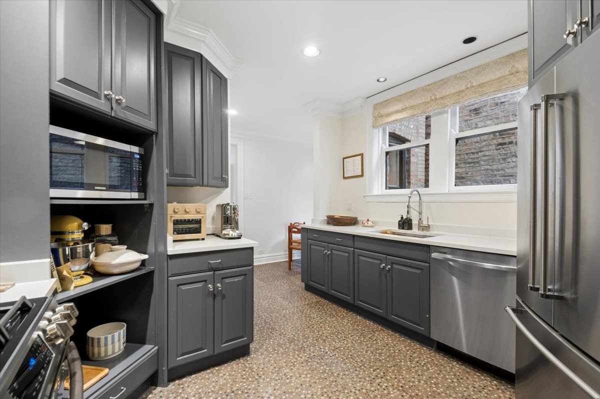507 West Briar Place Chicago IL 60657