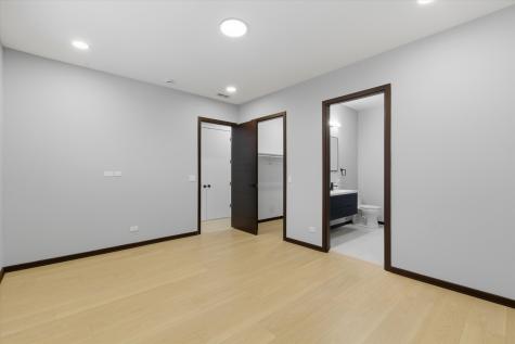 5830 North Lincoln Avenue Chicago IL 60659