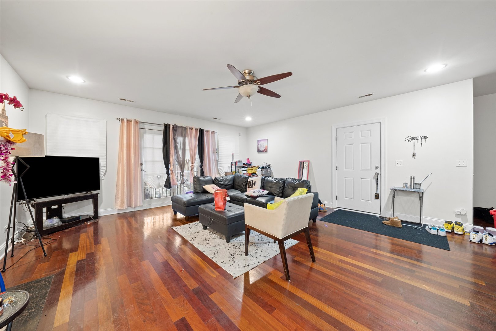 6835 South Cornell Avenue Chicago IL 60649