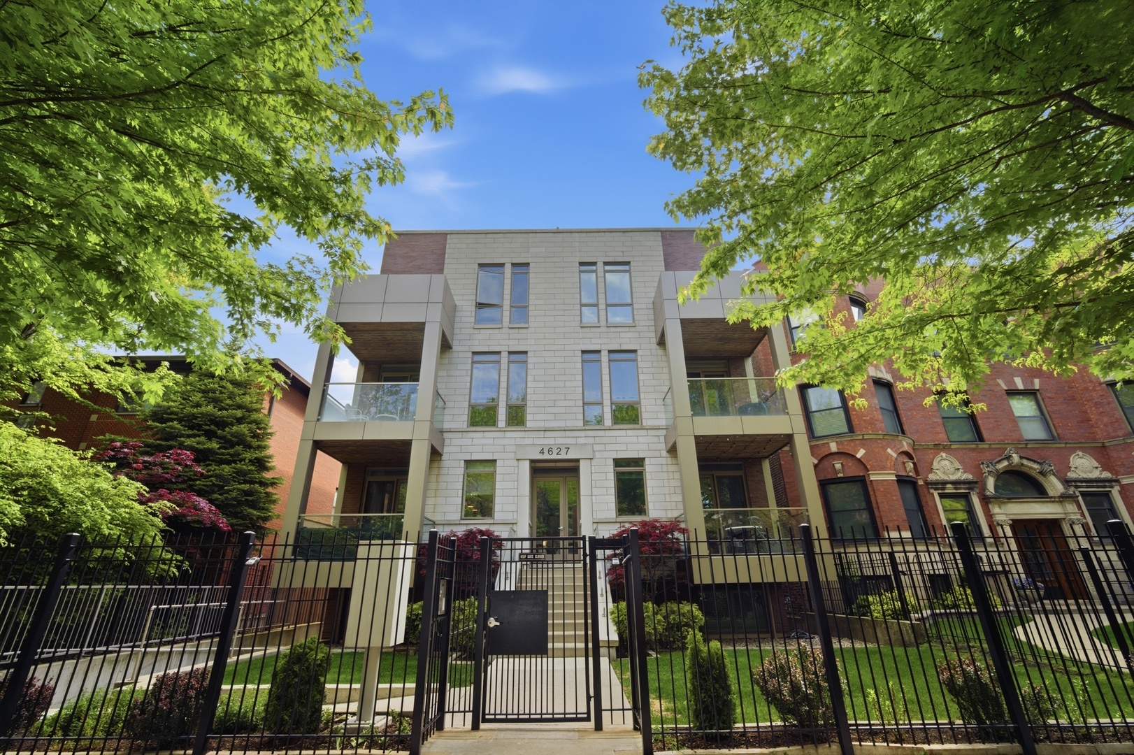 4627 North Beacon Street Chicago IL 60640