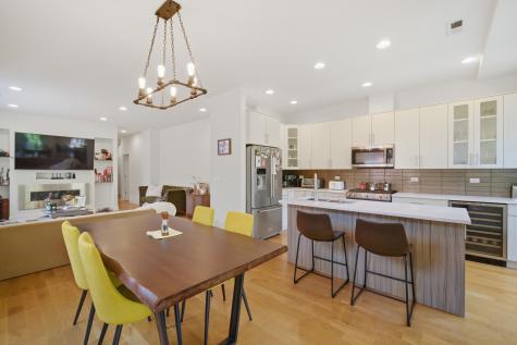 4627 North Beacon Street Chicago IL 60640