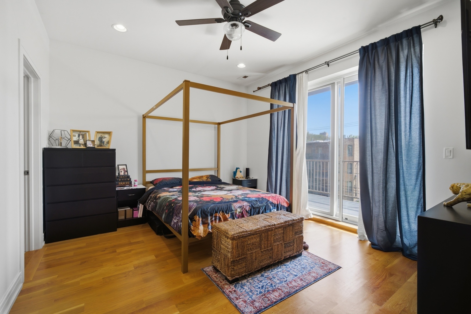 4627 North Beacon Street Chicago IL 60640