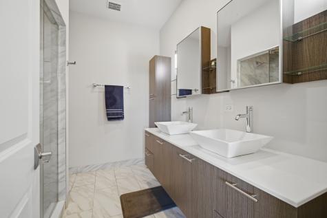 4627 North Beacon Street Chicago IL 60640