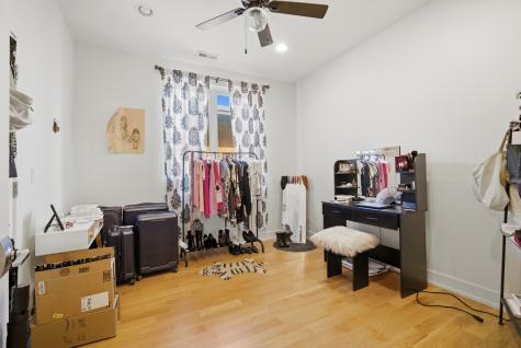 4627 North Beacon Street Chicago IL 60640