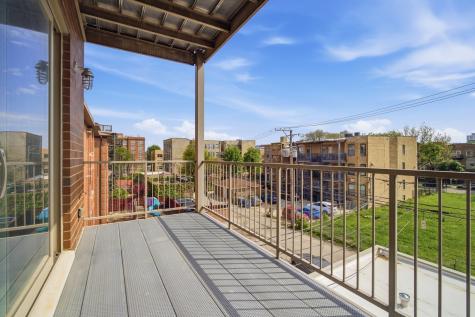 4627 North Beacon Street Chicago IL 60640