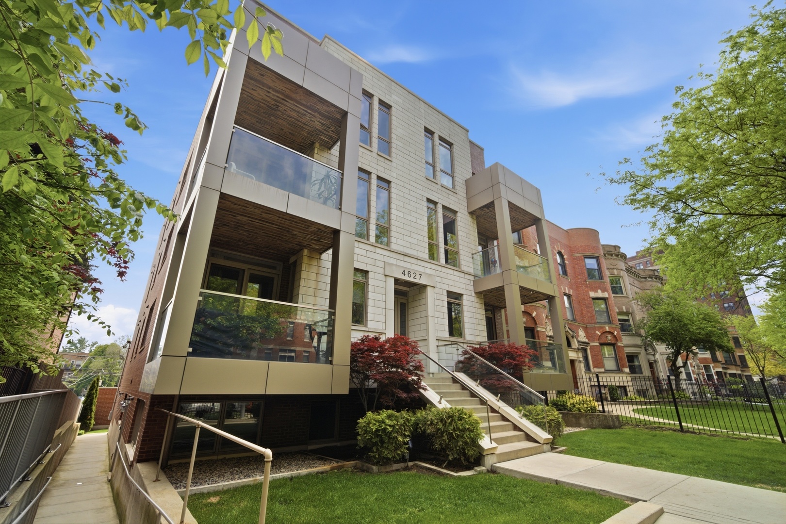 4627 North Beacon Street Chicago IL 60640