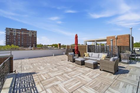 4627 North Beacon Street Chicago IL 60640