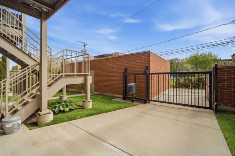 4627 North Beacon Street Chicago IL 60640