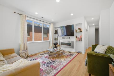4627 North Beacon Street Chicago IL 60640