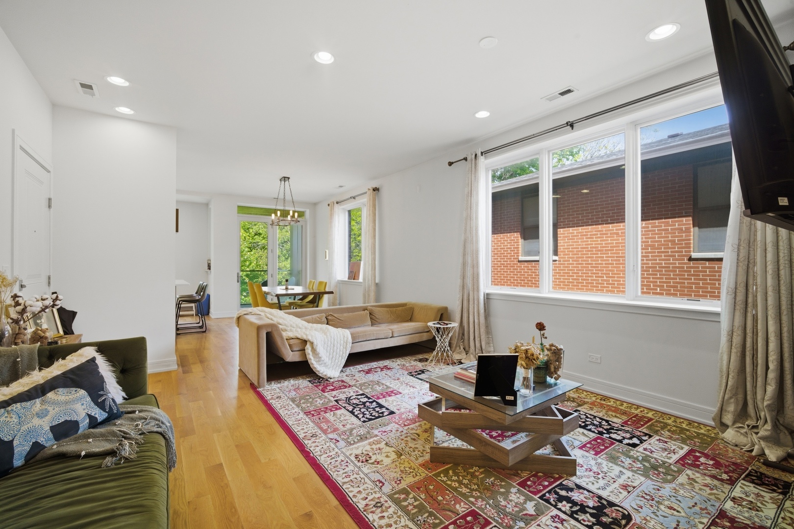 4627 North Beacon Street Chicago IL 60640
