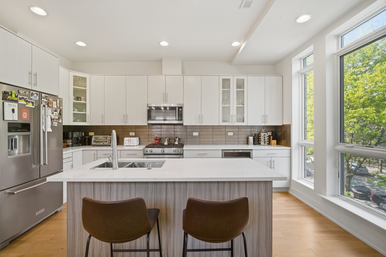 4627 North Beacon Street Chicago IL 60640